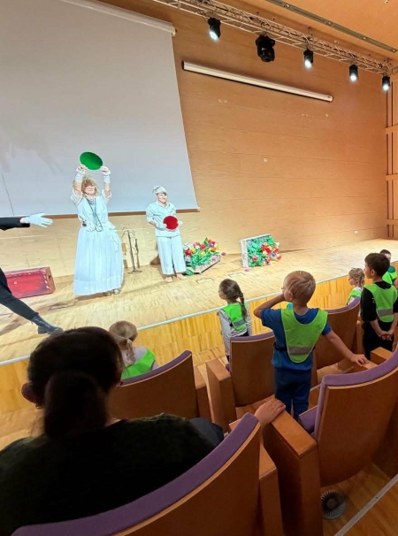 Grupa ''Delfinki'' na spektaklu w PPNT